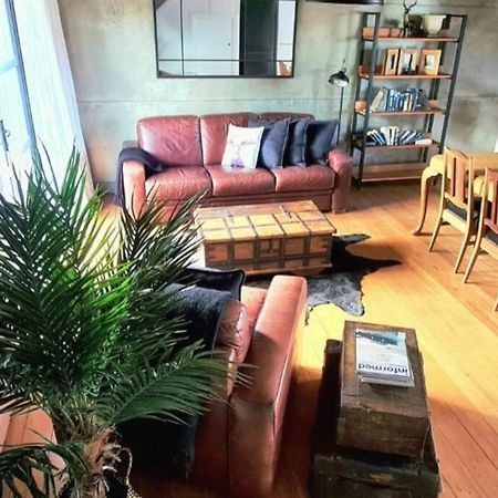 Apartment 3 - Haddin Court - Industrial Glam Бленхайм Екстериор снимка